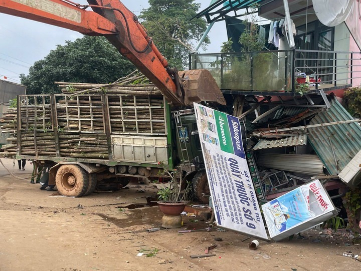 Hiện trường ô tô tải va chạm xe máy, tông sập nhiều hàng quán, 5 người thương vong ở Quảng Trị - 1