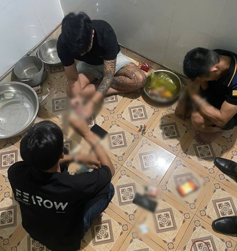 Các đối tượng tại thời điểm bị bắt quả tang. Ảnh: Báo Gia Lai