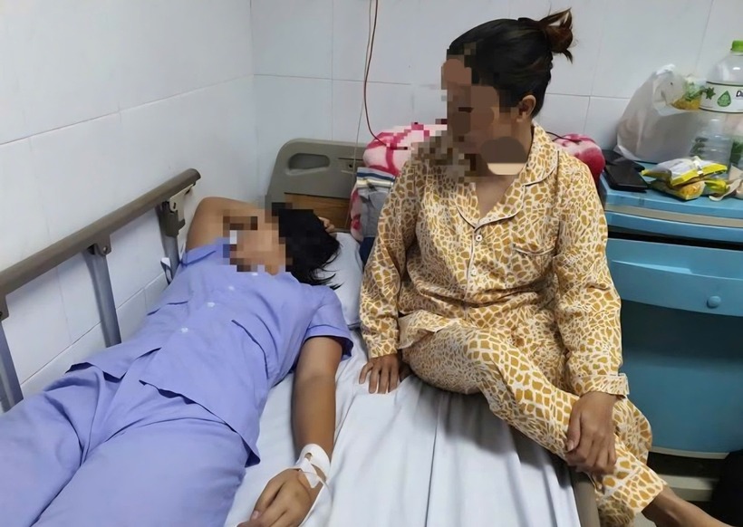 Sau khi bị đánh, gia đình đưa em H. điều trị tại bệnh viện. Ảnh: Tiền phong