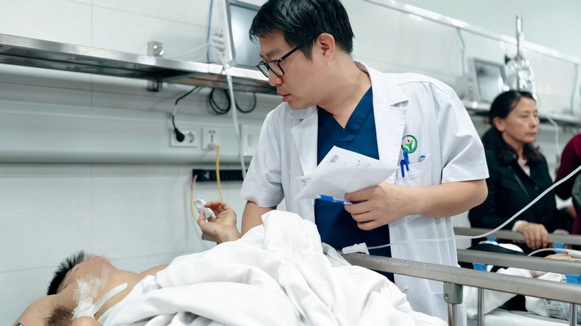 Một trong số các nạn nhân vụ lật xe khách điều trị tại Bệnh viện Việt Đức. Ảnh: Người Lao Động.