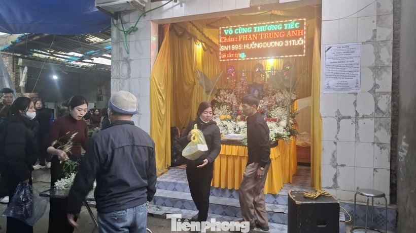 Gia đình, người thân đang chuẩn bị đám tang cô giáo Phan Trung Anh. Ảnh: Tiền phong