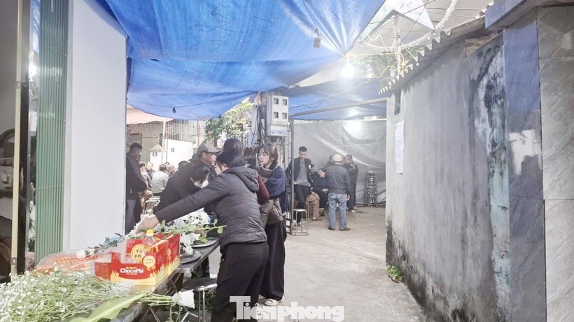 Người thân, bạn bè, hàng xóm đến viếng và phụ giúp đám tang nữ giáo viên. Ảnh: Tiền phong