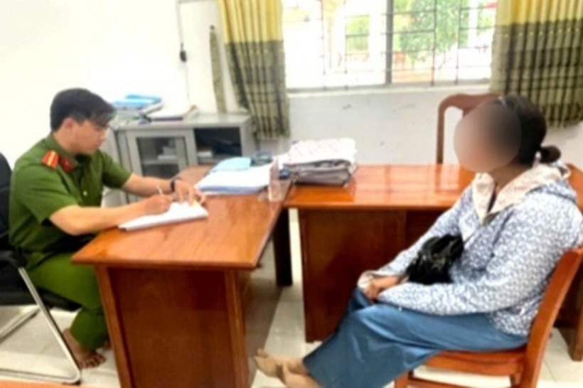 Công an làm việc với bà Đ. Ảnh: Dân Trí.