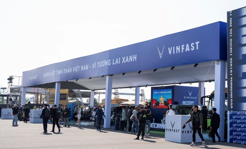 Gian hàng VinFast nổi bật tại trung tâm triển lãm với đầy đủ dải sản phẩm của hãng