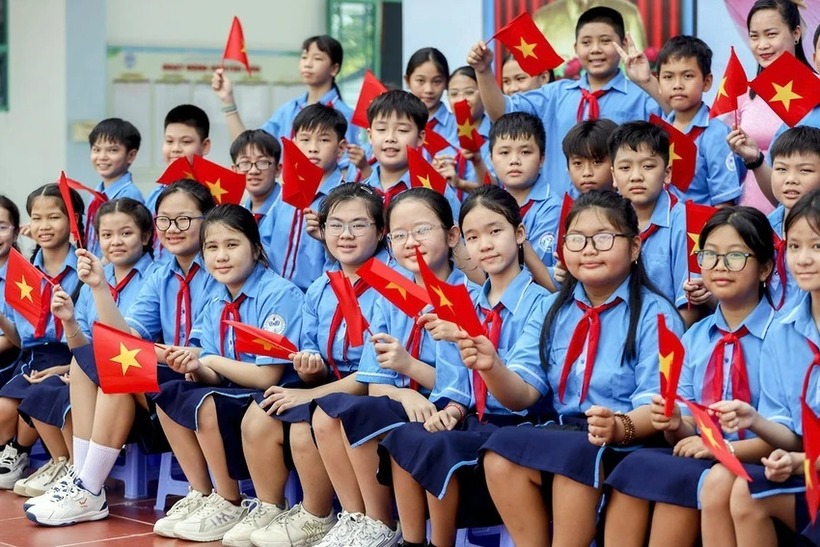 Học sinh Trường THCS Bình Trị Đông B, phường An Lạc, TP.HCM trong ngày khai giảng năm học mới 2025-2026. Ảnh: PLO