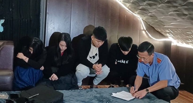 Các đối tượng sử dụng ma túy bị bắt quả tang. Ảnh: Lao động