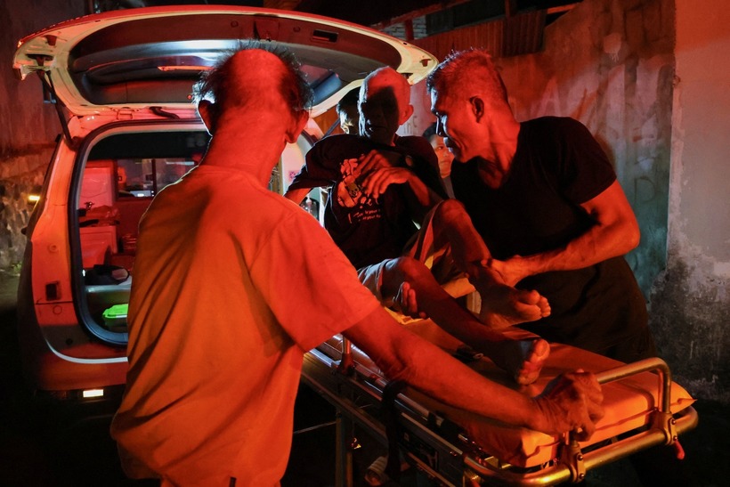 Một cụ ông được sơ tán trong vụ cháy viện dưỡng lão ở Manado, Indonesia ngày 28/12. Ảnh: Reuters