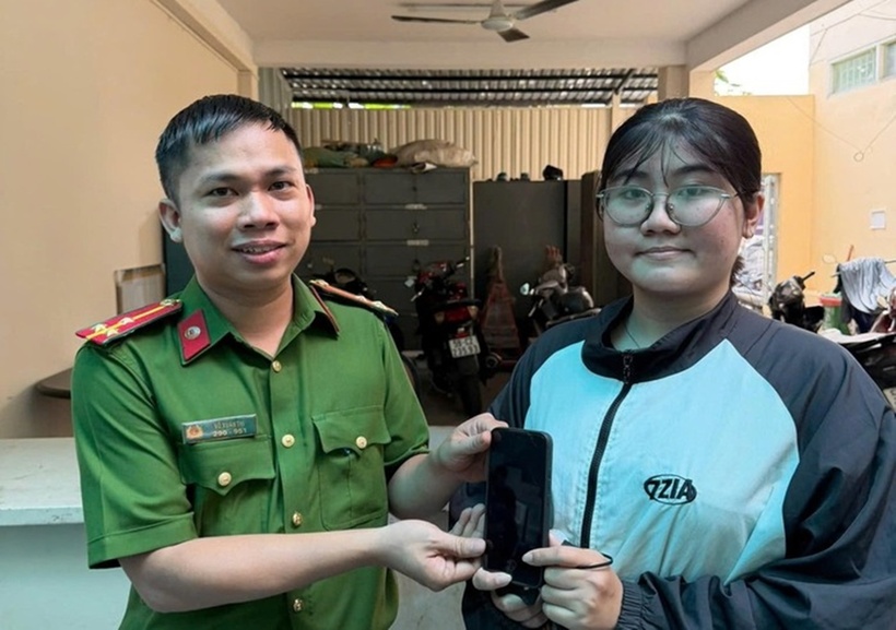 Công an phường Tân Hưng giao lại điện thoại cho chị Nguyễn Ngọc Kim Phụng. (Ảnh: Người lao động)