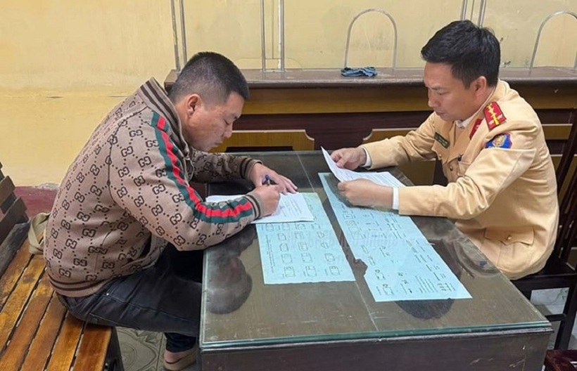 Lái xe Lê Quang Hạnh tại cơ quan công an. Ảnh: Công an tỉnh Ninh Bình