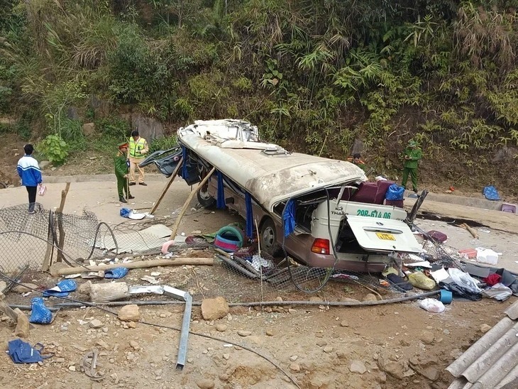 Xe chở đoàn thiện nguyện gặp nạn, 9 người tử vong. Ảnh: VTC News