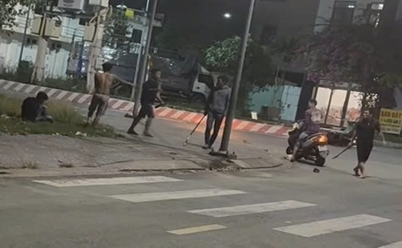Các đối tượng hung hãn mang theo gậy gộc, kiếm. (Ảnh: Lao động)