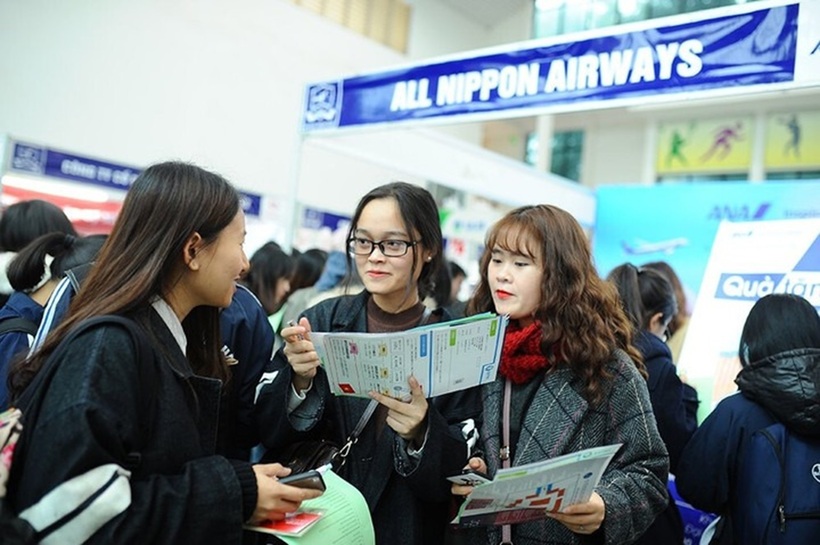 Các chuyên gia khuyến nghị giới trẻ nên học song song cả tiếng Anh và tiếng Trung để đáp ứng các yêu cầu tuyển dụng phổ biến hiện nay. Ảnh minh họa