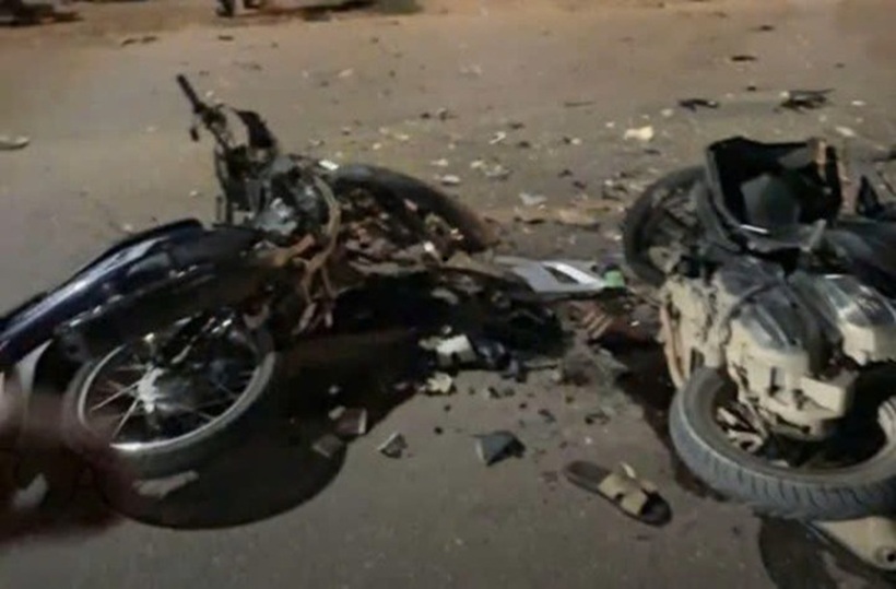 Hai xe biến dạng hoàn toàn sau khi tông vào nhau. Ảnh: VnExpress