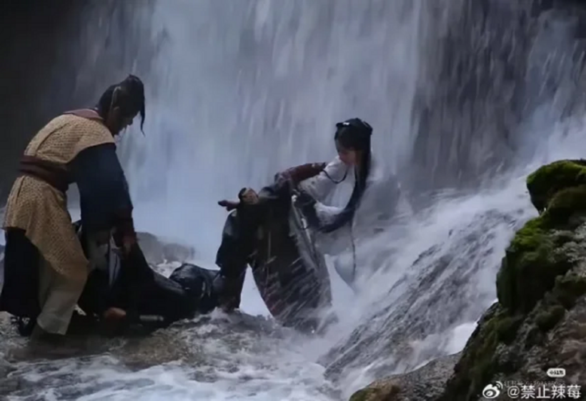 Bối cảnh thác nước tại Cửu Trại Câu - nơi xảy ra sự cố hậu trường nguy hiểm.