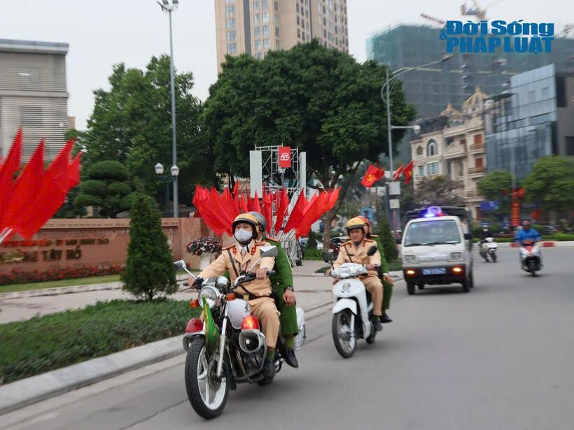 Lực lượng chức năng tổ chức TTKS trên các tuyến trên địa bàn phường Tây Hồ.