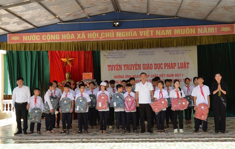 Trong suốt 10 năm, Chi hội đã trao tặng hơn 1.000 suất quà cho học sinh vượt khó học giỏi, gia đình chính sách, người có hoàn cảnh khó khăn, với tổng trị giá hàng trăm triệu đồng.