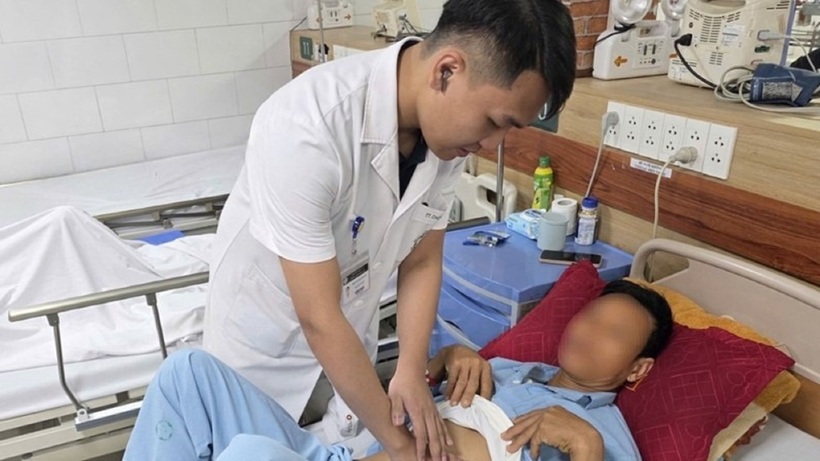 Bác sĩ thăm khám cho bệnh nhân bị ngộ độc mật cá trắm điều trị tại Trung tâm. Ảnh: Tuổi Trẻ.