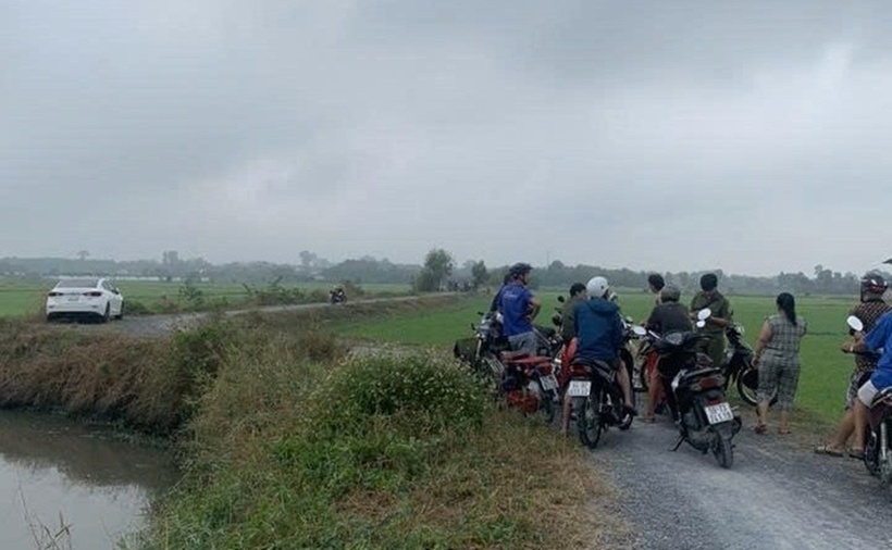 Người dân hiếu kỳ đến xem vụ việc. (Ảnh: Tiền phong)