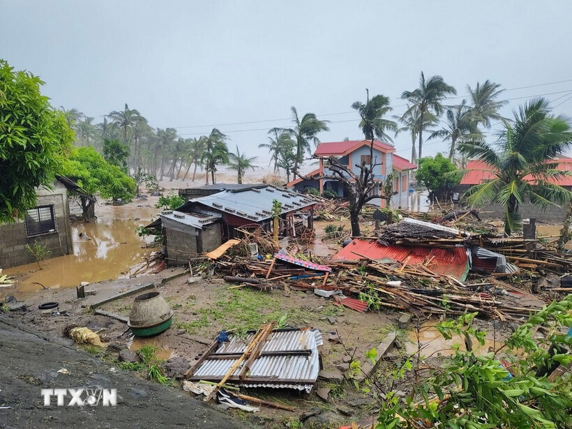 Cảnh tàn phá do siêu bão Fung-wong tại Catanduanes, Philippines. (Ảnh: THX/TTXVN)