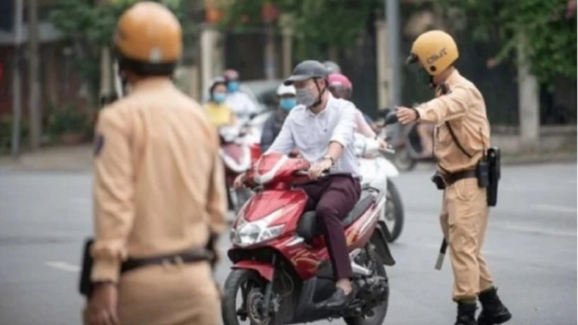 Người tham gia giao thông khi gặp đèn đỏ sẽ không được rẽ phải, trừ trường hợp có biển báo phụ cho phép được rẽ phải. (Ảnh: Dân trí)