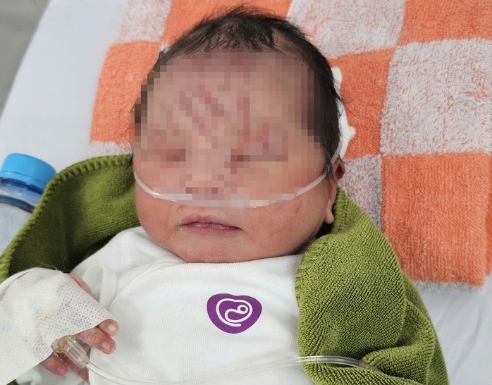 Bé sơ sinh vị vùi lấp trong lớp đất, cát đã được một gia đình tại TP.Đà Nẵng nhận nuôi. (Ảnh: Người lao động)