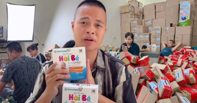 Lê Văn Hải cùng sản phẩm siro ăn ngon. (Ảnh: Chụp màn hình)