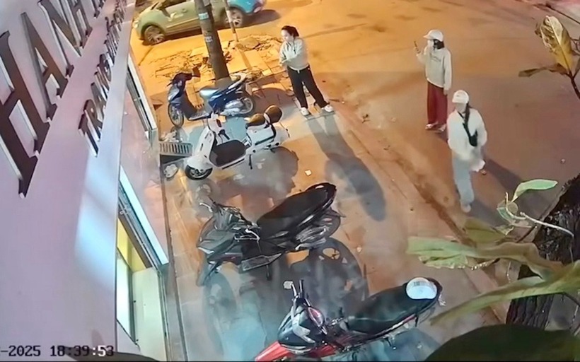 3 phụ nữ cắt tiền, rải gạo muối trước cửa hàng chụp ảnh tại Ninh Bình. Ảnh: Phụ nữ Việt Nam