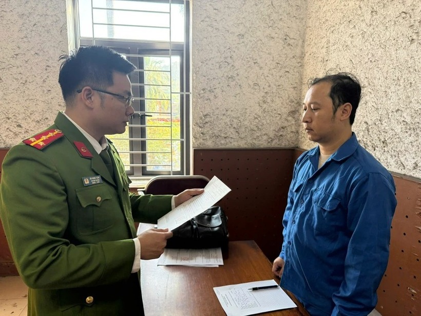 Cơ quan Cảnh sát điều tra thi hành Quyết định tố tụng đối với Nguyễn Thanh Tuấn. Ảnh: Pháp luật TP.HCM