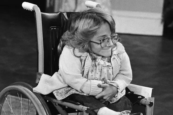 Melanie Watson được chẩn đoán mắc chứng bệnh xương thủy tinh ngay từ khi chào đời - Ảnh: NBC