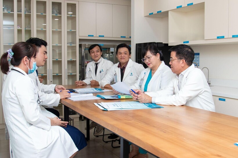 Các bác sĩ hội chẩn cấp bệnh viện