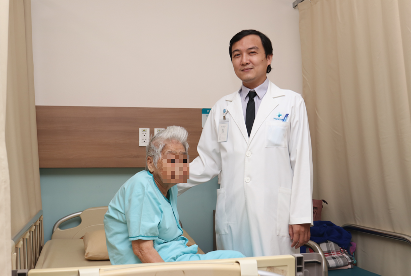 BS.CKII Nguyễn Quốc Hùng thăm khám cho người bệnh sau khi phẫu thuật