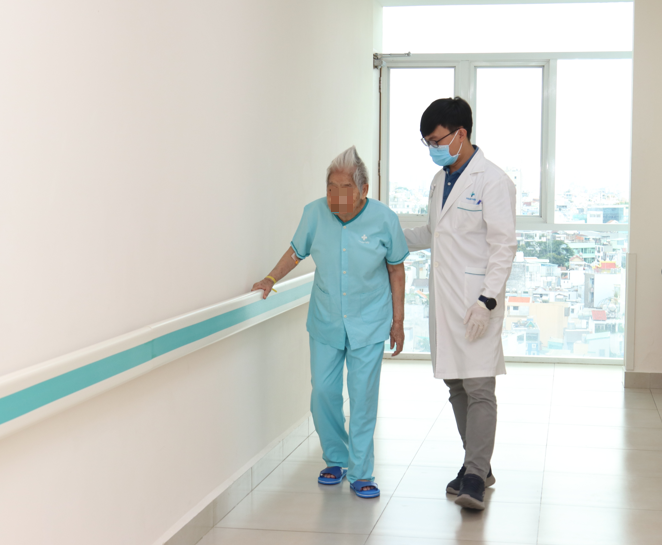 Cụ bà D. đi lại sau 24 giờ can thiệp, vết mổ không còn đau