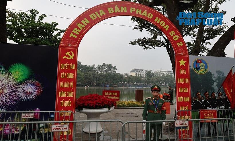 Trận địa pháo hoa tại Hồ Hoàn Kiếm được bảo vệ nghiêm ngặt trước thời điểm bắn phục vụ Tết Dương lịch 2026.