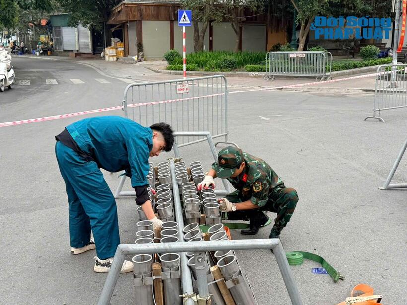 Lực lượng dân quân tự vệ hỗ trợ triển khai lắp đặt trận địa pháo hoa tầm cao địa điểm vườn hoa Lạc Long Quân.