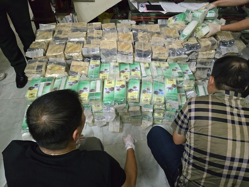 Ma túy được cất giấu trong các gói đồ ăn. Ảnh: Dân Trí