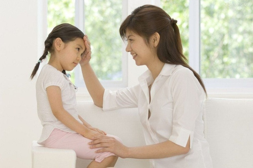 Hãy hít thở sâu, đến gần con bạn và đưa con ra khỏi nơi xảy ra xung đột để trẻ bình tĩnh. Ảnh minh họa.