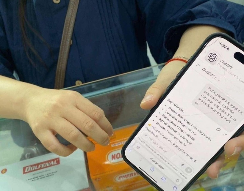 Hình ảnh một phụ nữ cầm điện thoại đến nhà thuốc đang gây chú ý trên mạng xã hội những ngày gần đây. Ảnh: Vietnamnet.