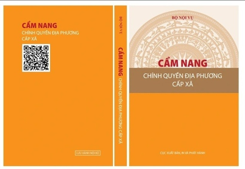 Cuốn cẩm nang chính quyền địa phương cấp xã (Ảnh: Bộ Nội vụ).