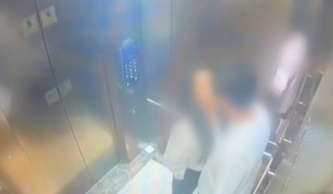 Sook Haeng và tình nhân lộ video tình tứ trong thang máy. Ảnh:&nbsp;JTBC.