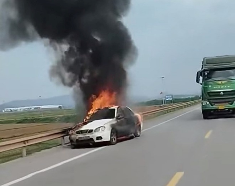Hiện trường vụ ôtô đang lưu thông bất ngờ bốc cháy trên đường N5 ở Nghệ An. (Ảnh: Lao động)