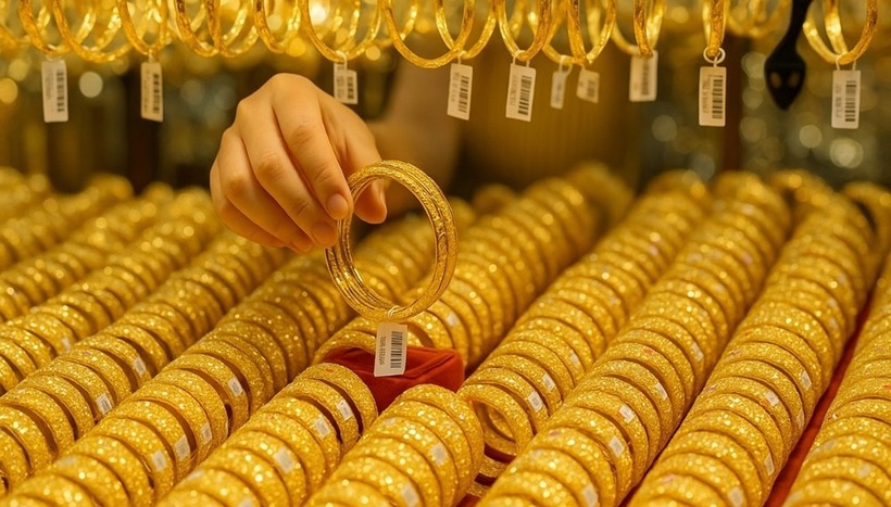 Từ 9/2/2026, hành vi không thực hiện thanh toán mua, bán vàng qua tài khoản thanh toán theo quy định của pháp luật có thể bị phạt tới 20 triệu đồng. Ảnh minh họa