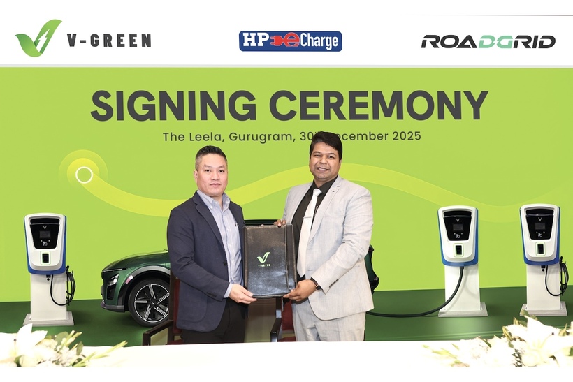 Ông Nguyễn Nam Tiến, CEO V-Green India (bên trái), và ông Deepesh Shrinath, CEO RoadGrid India, tại lễ ký kết.