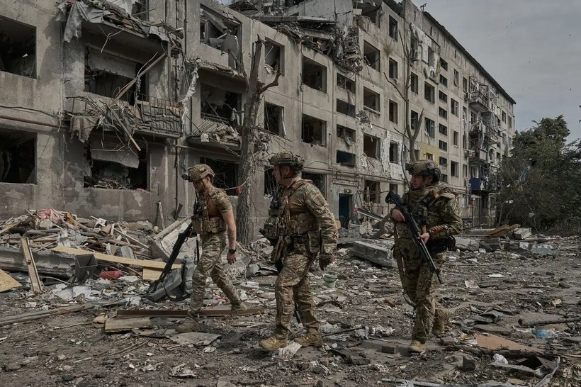 Cảnh sát quốc gia Ukraine thực hiện sơ tán dân thường khỏi thành phố Pokrovsk ở tỉnh Donetsk, Ukraine vào ngày 19 tháng 6 năm 2025. Ảnh Kostiantyn Liberov/Libkos/Getty Images