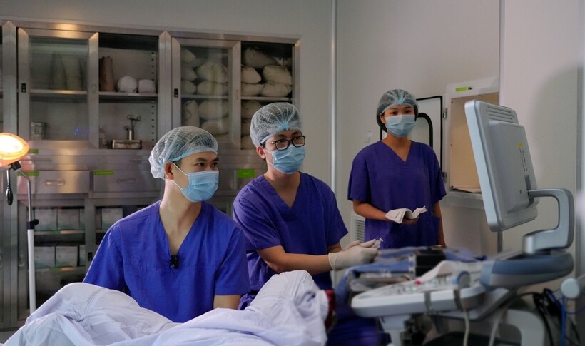 Các bác sĩ thực hiện thủ thuật chọc hút noãn
