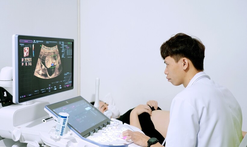 Các bác sĩ thực hiện thủ thuật chọc hút noãn