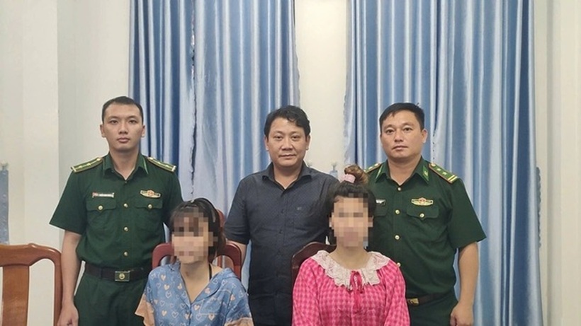 C02 và các lực lượng giải cứu 2 thiếu nữ 14 tuổi bị lừa bán sang Campuchia với giá 60 triệu đồng. Ảnh: Thanh niên