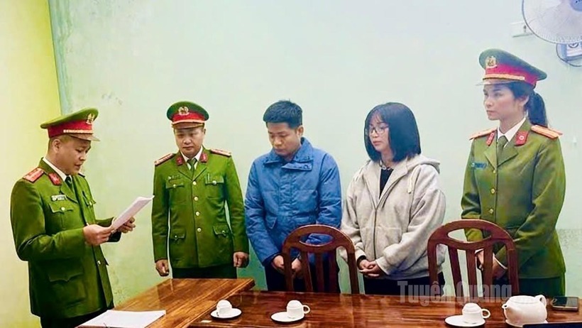 Cơ quan Cảnh sát điều tra Công an tỉnh Tuyên Quang thi hành Lệnh bắt bị can để tạm giam đối với Võ Thanh Tuyền và Trần Thị Phương Anh.