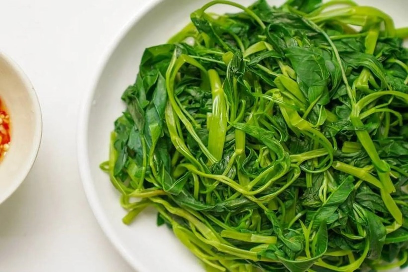 Cứ 100g rau muống sẽ chứa khoảng 691mg axit oxalic nên thực phẩm này không thích hợp để bạn ăn hàng ngày.