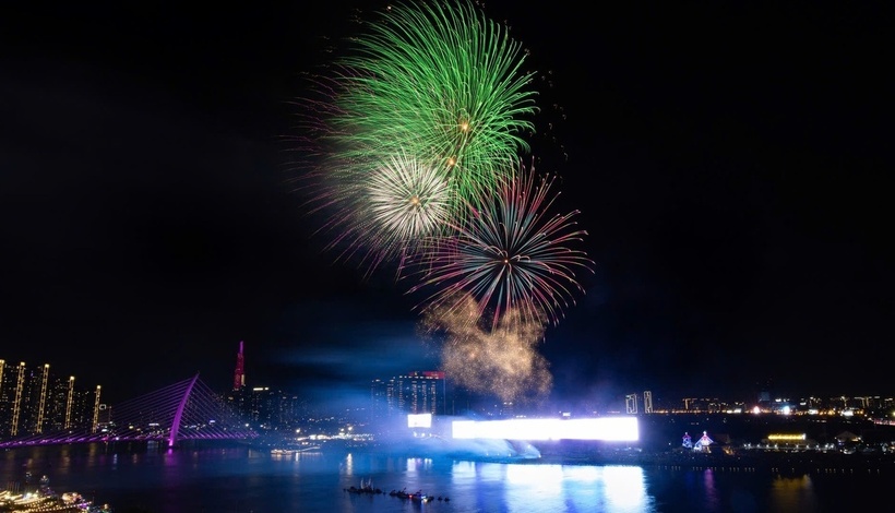 CSGT khuyến cáo, người dân không tụ tập trên cầu xem pháo hoa. (Ảnh: Dân trí)