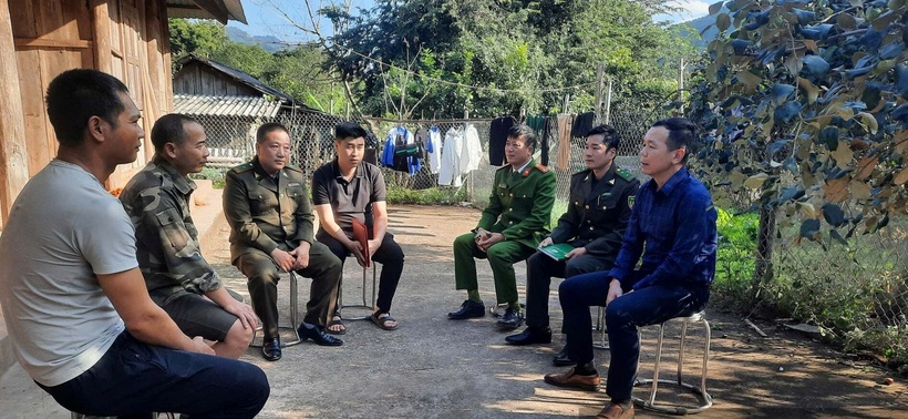 Các lực lượng chức năng khuyến cáo người dân cần cảnh giác với con khỉ hoang. (Ảnh: Dân Việt)